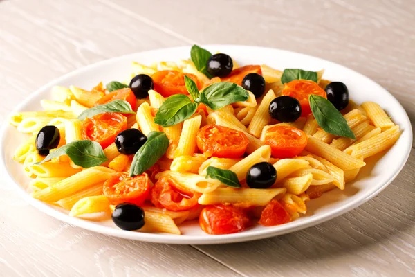 Pasta met verse tomaten en basilicum — Stockfoto