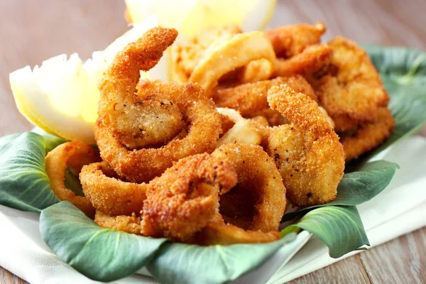 Fried calamari and shrimps — Stock Photo, Image