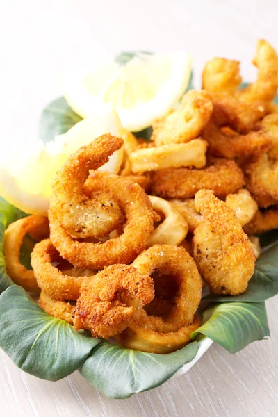 Calamares e camarões fritos — Fotografia de Stock