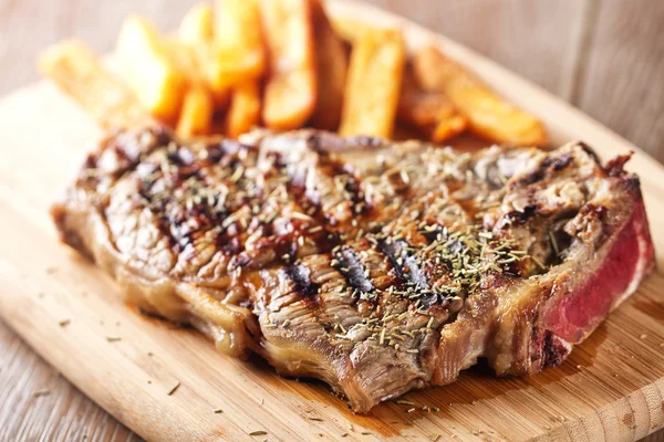 Bife grelhado com batatas fritas — Fotografia de Stock