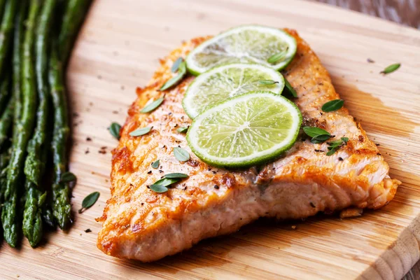 Filete de Salmón con Espárragos — Foto de Stock