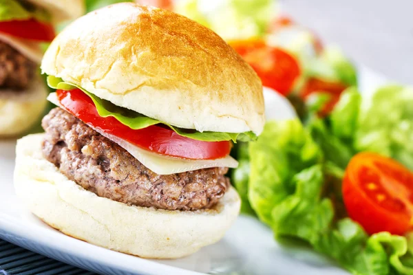 Mini hamburgare med blandad sallad — Stockfoto