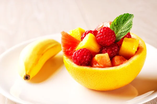 Obstsalat auf Teller — Stockfoto