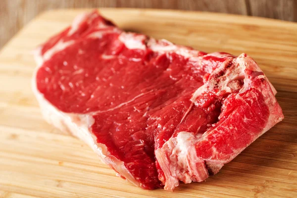 Raw Steak on chopping board — Stock Photo, Image