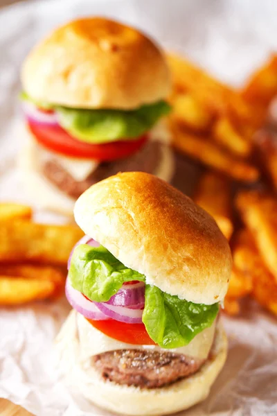 Mini hamburgers sur la table — Photo