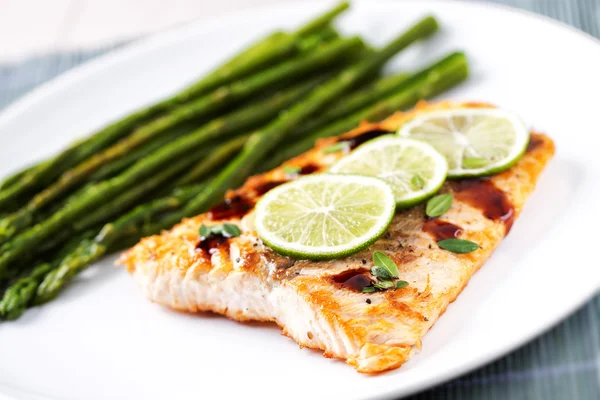 Fillet Salmon dengan Asparagus — Stok Foto