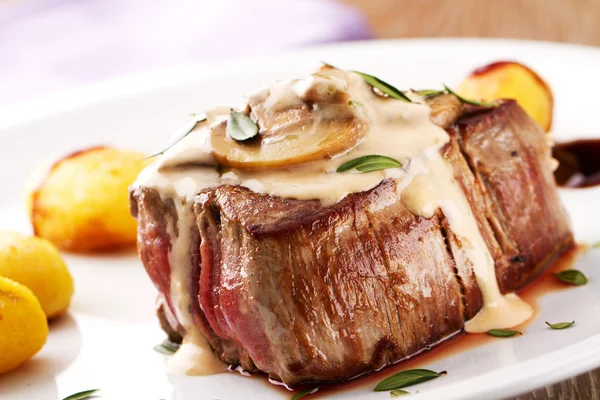 Filé de carne bovina com molho de cogumelos — Fotografia de Stock