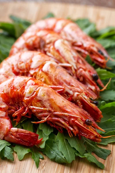 Camarão grelhado com salada de foguete — Fotografia de Stock