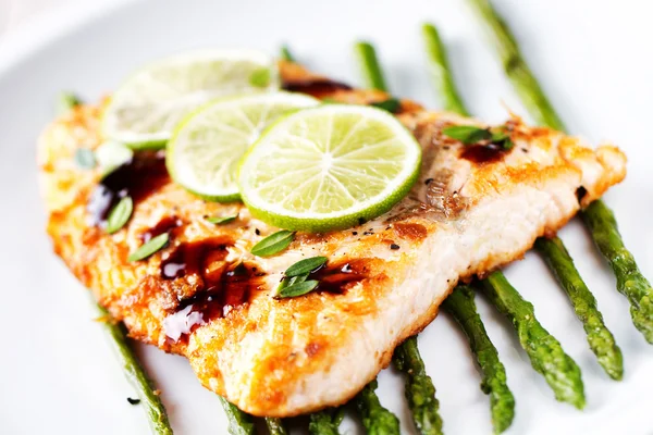 Fillet Salmon dengan Asparagus — Stok Foto