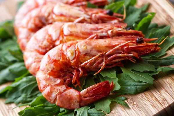 Langostinos a la parrilla con ensalada de rúcula — Foto de Stock