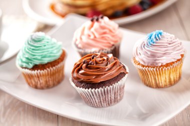 renkli lezzetli karışık Cupcakes