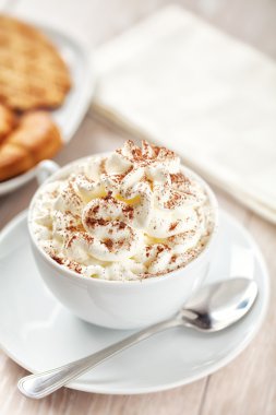 Krem şantili sıcak çikolata