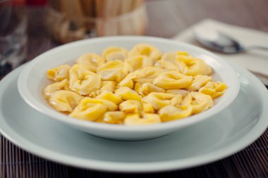 lezzetli Tortellini Bouillon içinde