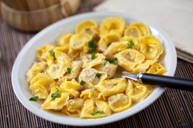 bouillon içinde tortellini