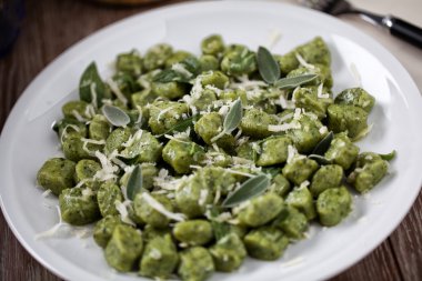 Patates gnocchi adaçayı yağı ile