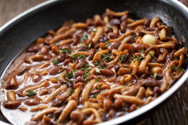 Küçük altın mantar yemek