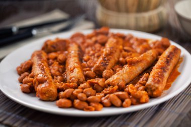 lezzetli sosis ve fasulye