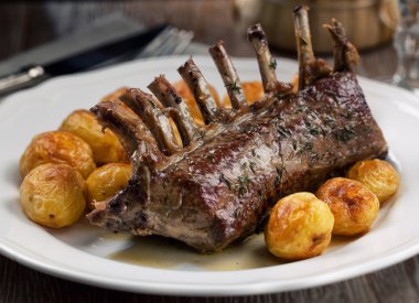 Izgara Rack Kuzu pirzolası patates ile