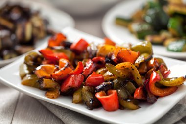 Kavrulmuş Peppers plaka üzerinde