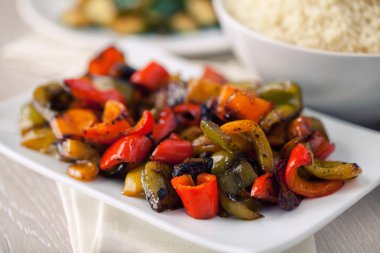 Kavrulmuş Peppers plaka üzerinde