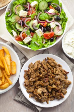 Yunan Gyros patates kızartması ile