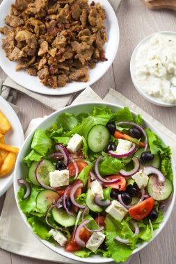 Yunan Gyros patates kızartması ile