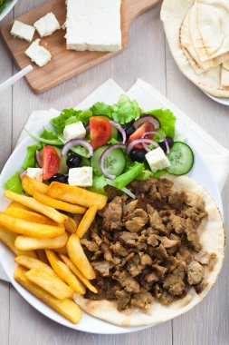 Yunan Gyros patates kızartması ile