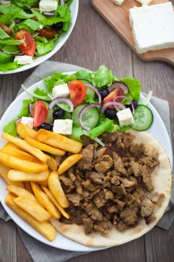 Yunan Gyros patates kızartması ile