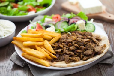 Yunan Gyros patates kızartması ile