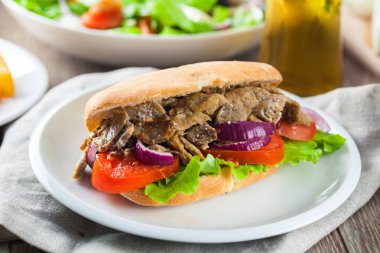 Yunan Gyros patates kızartması ile