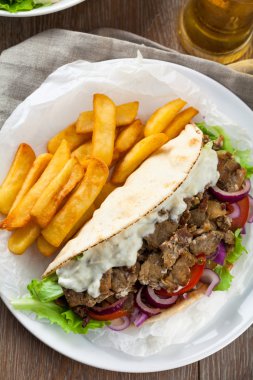 Yunan Gyros patates kızartması ile
