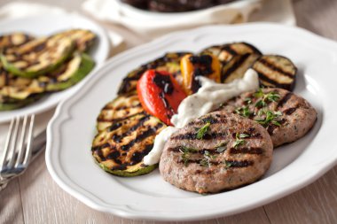 ızgara sebzeli hamburger