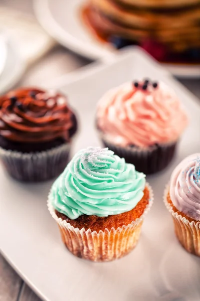 Bunte leckere Cupcakes — Stockfoto