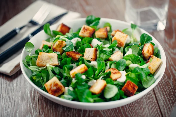 Läckra Caesarsallad på bordet — Stockfoto