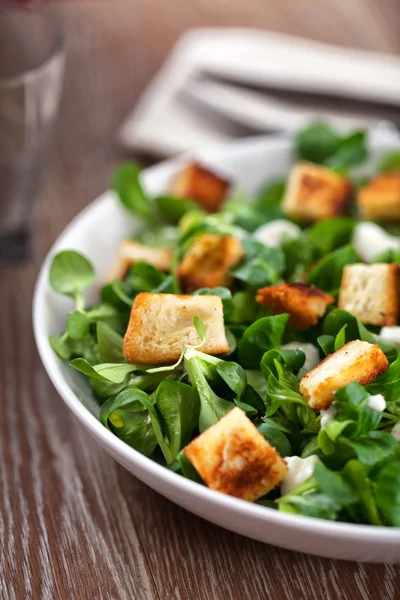 Salată delicioasă de Cezar pe masă — Fotografie, imagine de stoc