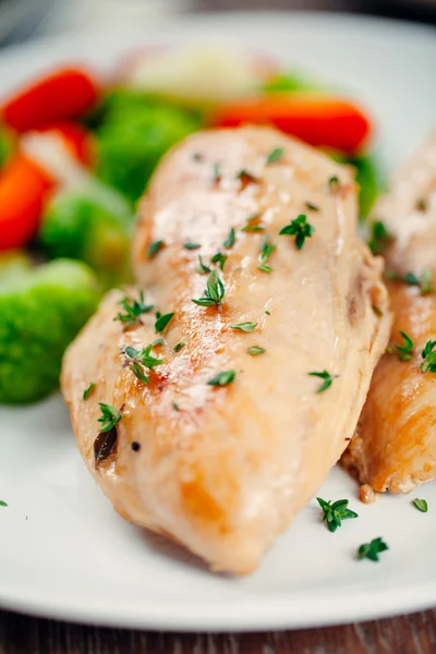 Grilovaná kuřecí prsíčka s míchanou zeleninou — Stock fotografie