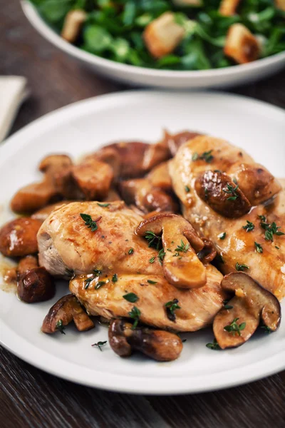 Peito de frango grelhado com cogumelos — Fotografia de Stock