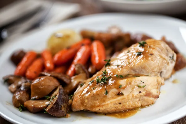 Grilled chicken with mushrooms and carrots — Stock Photo, Image