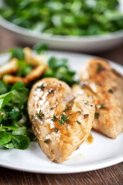 Peito de frango com salada — Fotografia de Stock