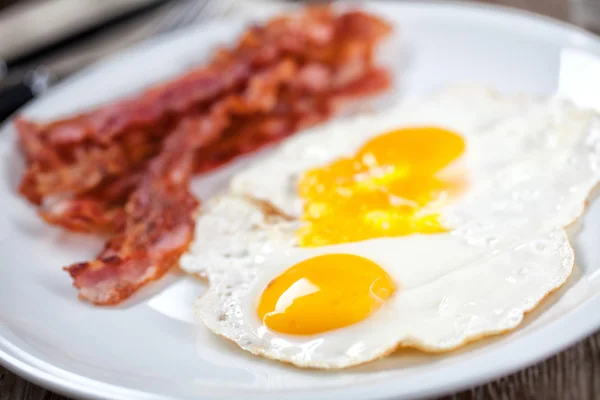 Delicioso tocino y huevos — Foto de Stock