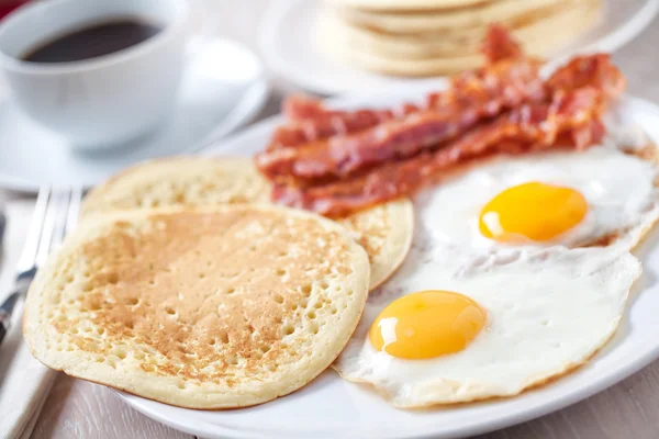 Pancakes with Bacon and Eggs — Stock Photo, Image