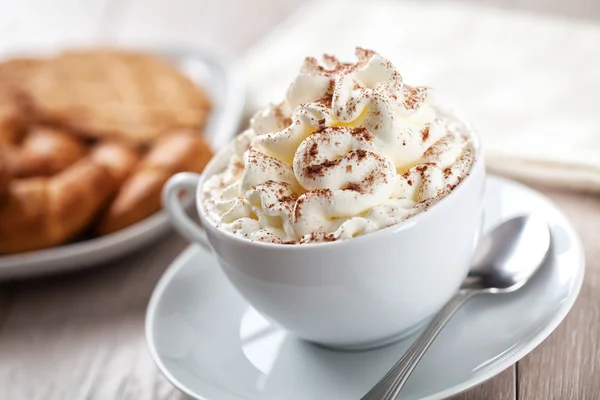 Varm choklad med vispad grädde — Stockfoto