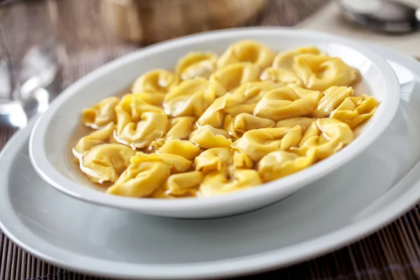 Delicioso Tortellini en Bouillon —  Fotos de Stock