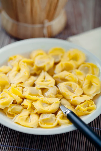 Tortellini in Bouillon — Stockfoto