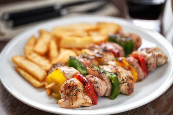 Hühnchen mit Kartoffeln aufgespießt — Stockfoto