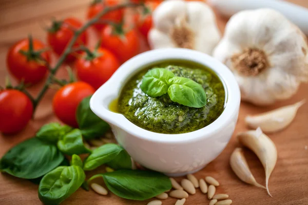 Sos pesto w spodki — Zdjęcie stockowe