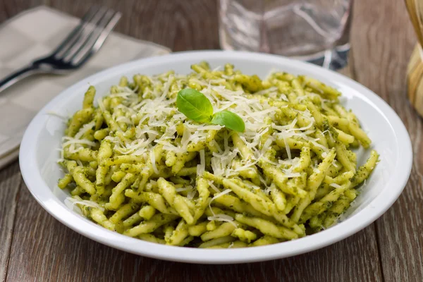 Massa com molho de pesto — Fotografia de Stock