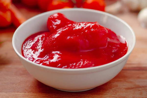 Tomates pelados em tigela — Fotografia de Stock