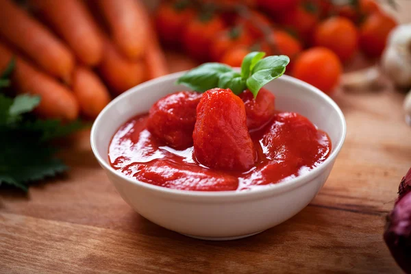 Peeled tomatoes in bowl — Stock Photo, Image