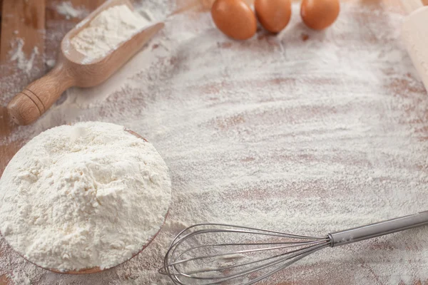 Ingredientes mezclados en mesa de madera . — Foto de Stock